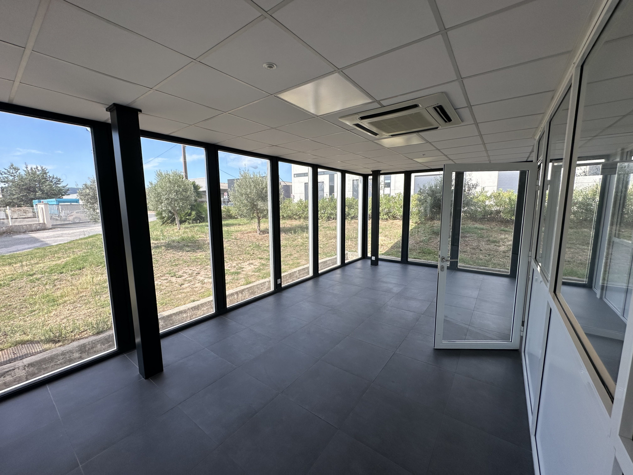 Local commercial à louer à Puget sur argens, 107 m² – photo 2 sur 8