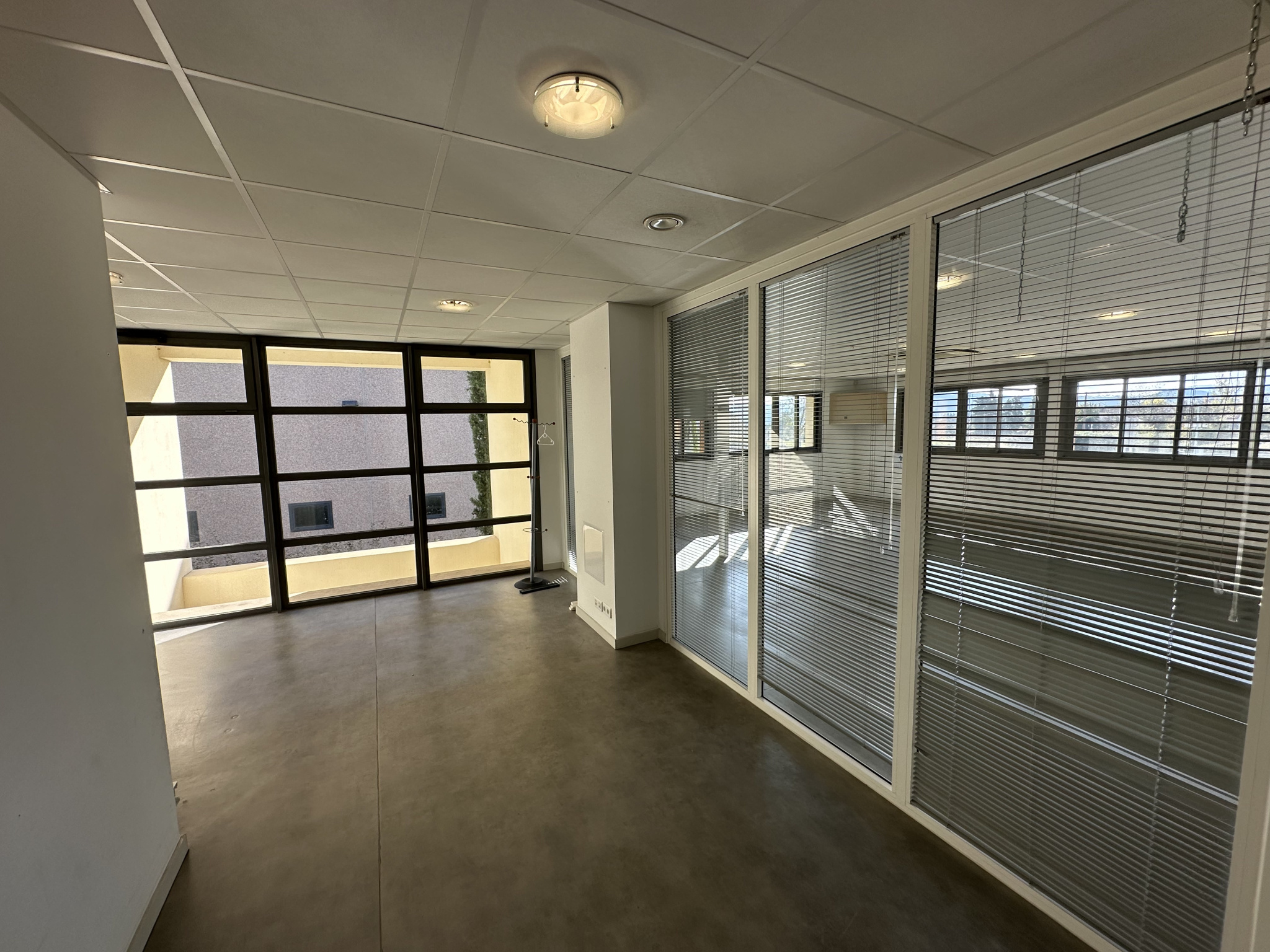 Local commercial à louer à Le muy, 170 m² – photo 2 sur 15