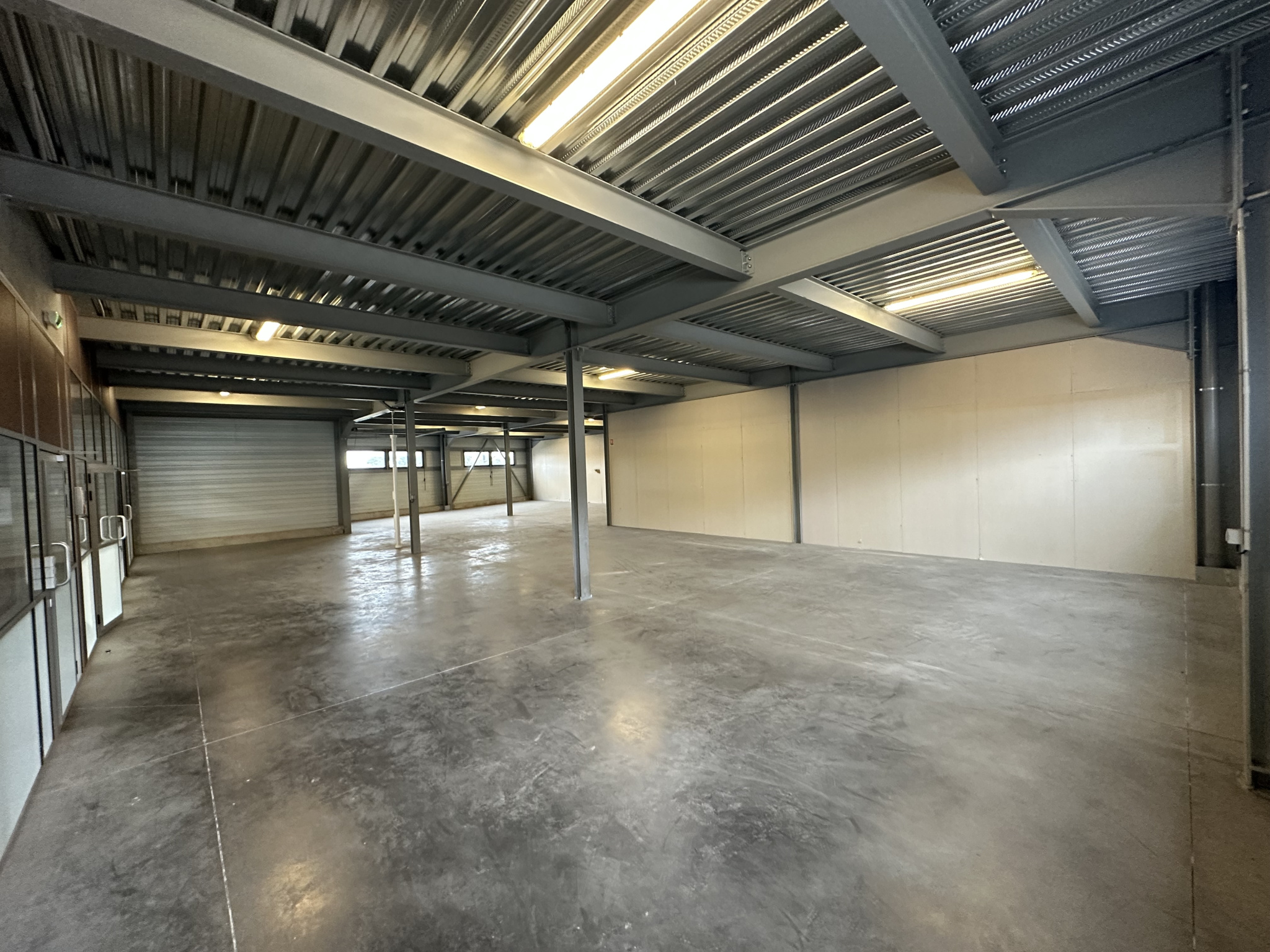 Local d'activité à louer à Frejus, 376 m² – photo 1 sur 8
